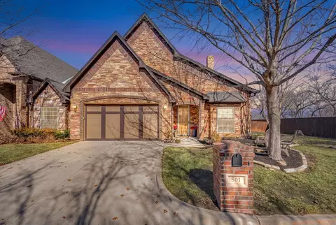 223 Wood St #501, Grapevine, TX 76051