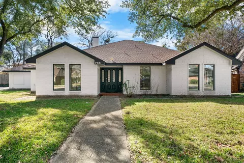 700 Macarthur Ct, Irving, TX 75061