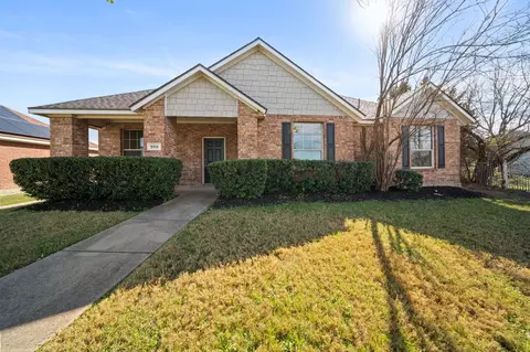 908 W Wintergreen Rd, Lancaster, TX 75134