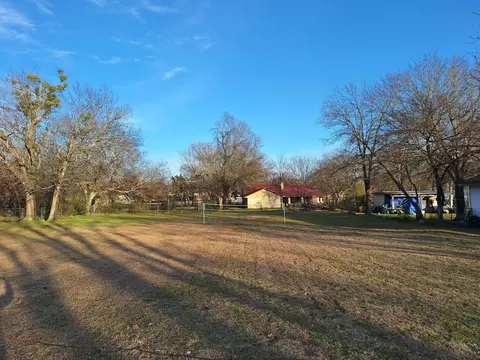 513 S San Antonio St, Wolfe City, TX 75496