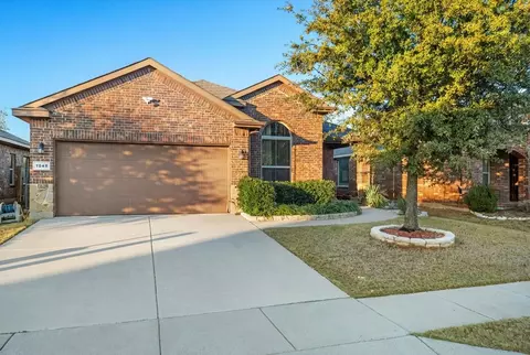 1045 Doe Meadow Dr, Burleson, TX 76028