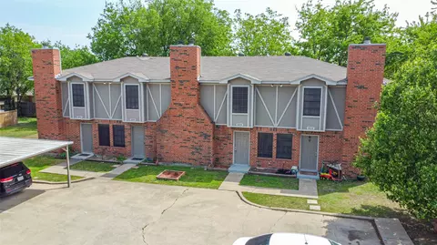 305 Cambridge Dr, Saginaw, TX 76179