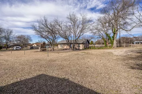 Exterior - 301 Pecan St, Tom Bean, TX 75489 photo 5 of 7