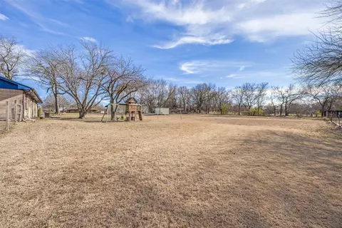 Exterior - 301 Pecan St, Tom Bean, TX 75489 photo 6 of 7