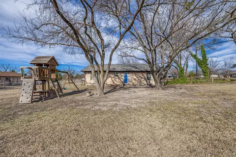 Exterior - 301 Pecan St, Tom Bean, TX 75489 photo 4 of 7
