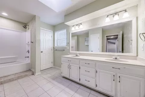 Bath - 301 Pecan St, Tom Bean, TX 75489 photo 1 of 2