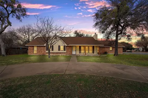 9101 Midway Dr, Woodway, TX 76712