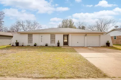 909 Jayellen Ct, Burleson, TX 76028