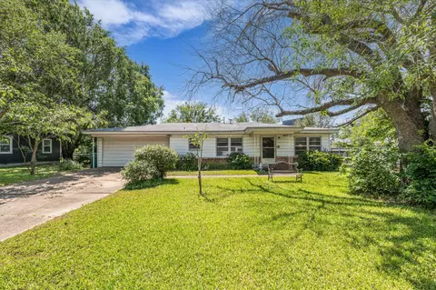 401 Avenue I, Lacy Lakeview, TX 76705