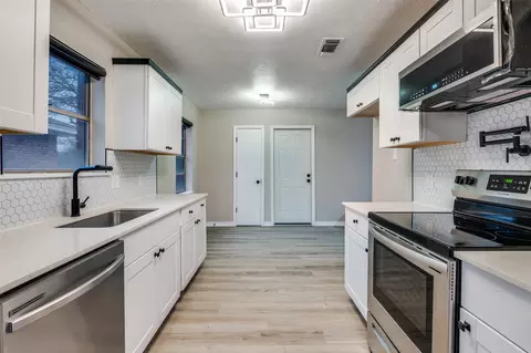 Kitchen - 821 Sequoia Dr, Lancaster, TX 75146 photo 4 of 4