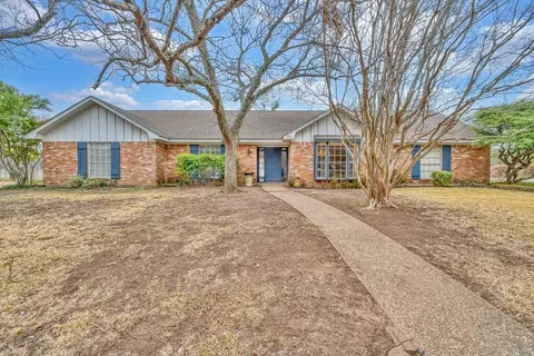 712 Willow Creek Dr, Woodway, TX 76712