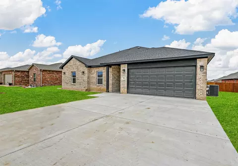 306 Day Dr, Mabank, TX 75147