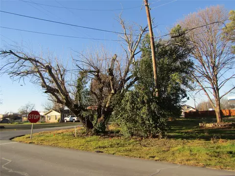 405 E Boyd Ave, Boyd, TX 76023 photo 2