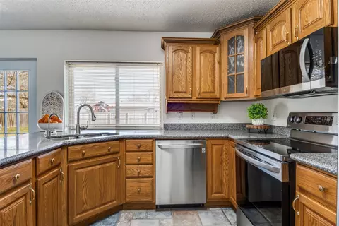 1725 Whiteoak Dr, Garland, TX 75040