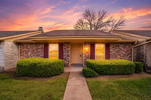 5 E Townhouse Ln, Grand Prairie, TX 75052