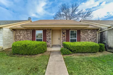 5 E Townhouse Ln, Grand Prairie, TX 75052