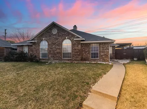 1931 Hearthside Ln, Garland, TX 75044