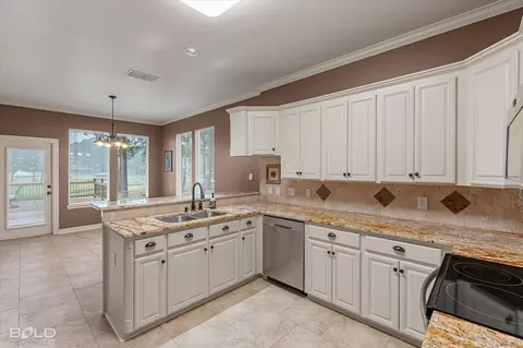 Kitchen - 1663 Spencer Cir, Benton, LA 71006 photo 3 of 4
