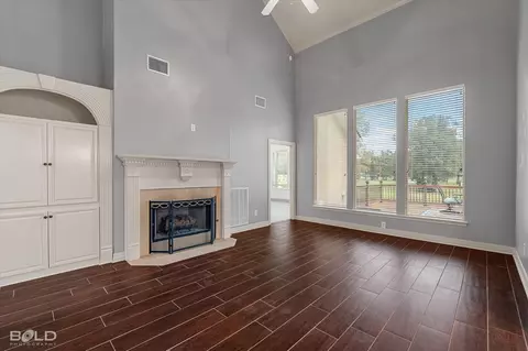 Living - 1663 Spencer Cir, Benton, LA 71006 photo 2 of 5