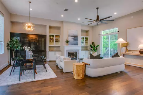 381 E Greenbriar Ln #804, Dallas, TX 75203