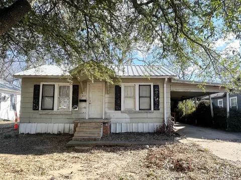 863 4th St SW, Paris, TX 75460
