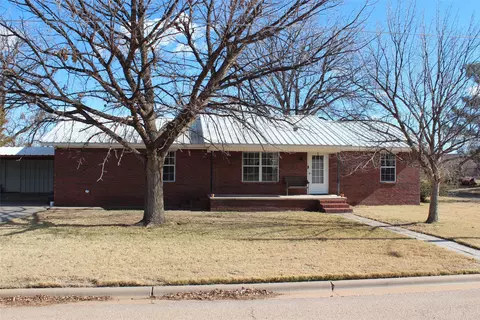 520 N 5th Ave, Munday, TX 76371