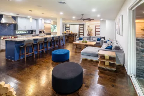 10872 Caprock Cir, Dallas, TX 75218