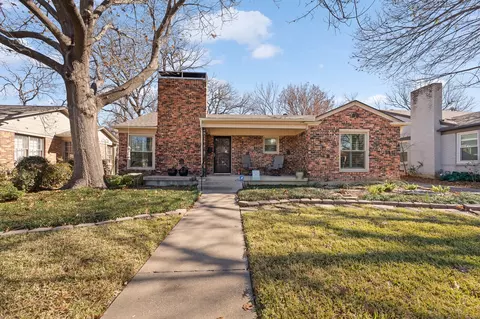 2737 Ryan Place Dr, Fort Worth, TX 76110