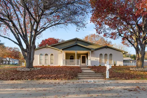 100 Linden Ln, Hewitt, TX 76643