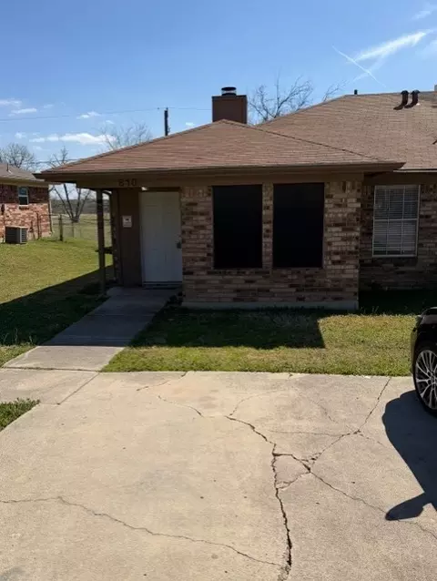 810 Woodland Ct, Kennedale, TX 76060