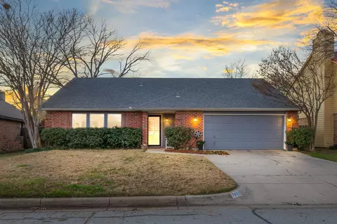 7933 Waterside Trl, Fort Worth, TX 76137