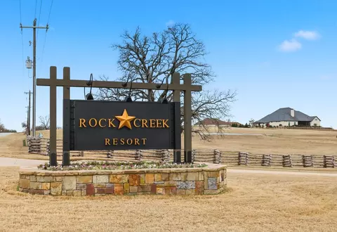 136 Leo Palace Ln, Gordonville, TX 76245