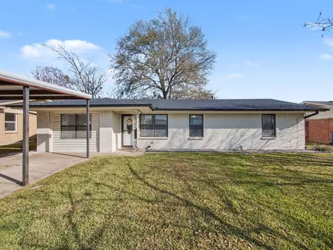 1425 Crestview Dr, Kaufman, TX 75142