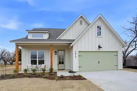 1012 N Oak St, Roanoke, TX 76262