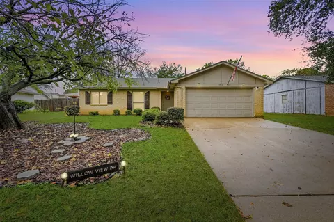 5910 Willow View Dr, Arlington, TX 76017