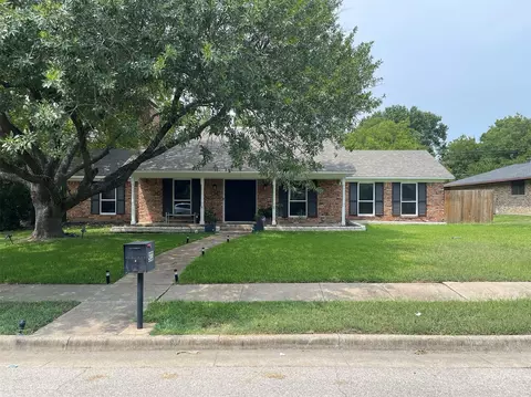 933 Waynelee Dr, Lancaster, TX 75146