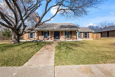 Exterior - 933 Waynelee Dr, Lancaster, TX 75146 photo 3 of 9