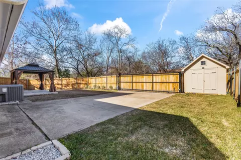 Exterior - 933 Waynelee Dr, Lancaster, TX 75146 photo 4 of 9