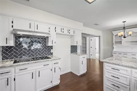 Kitchen - 933 Waynelee Dr, Lancaster, TX 75146 photo 4 of 5