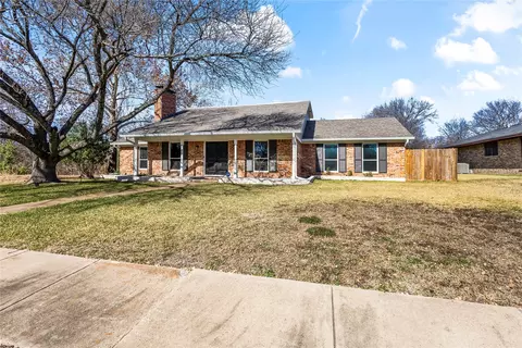 Exterior - 933 Waynelee Dr, Lancaster, TX 75146 photo 2 of 9