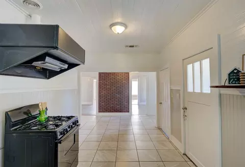Entry Way - 511 Chandler St, Minden, LA 71055 photo 1 of 3