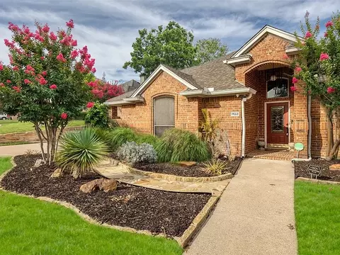 7613 Woodhaven Dr, North Richland Hills, TX 76182