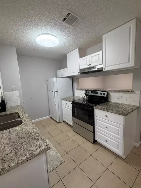 Kitchen - 24 Abbey Rd, Euless, TX 76039 photo 5 of 7