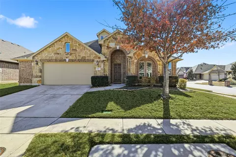 8204 Spitfire Trl, Aubrey, TX 76227