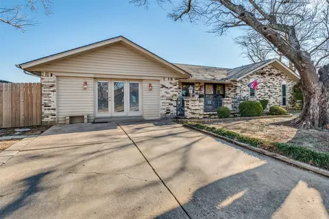 Exterior - 213 Sixpence Ln, Euless, TX 76039 photo 2 of 7