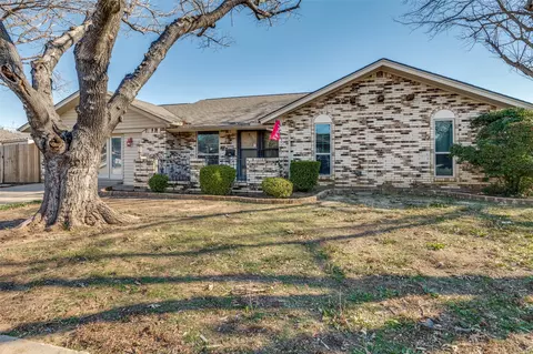 213 Sixpence Ln, Euless, TX 76039