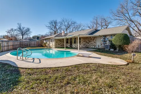 Exterior - 213 Sixpence Ln, Euless, TX 76039 photo 3 of 7