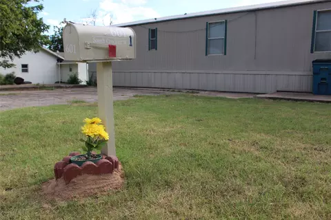 601 S Crockett St, Henrietta, TX 76365