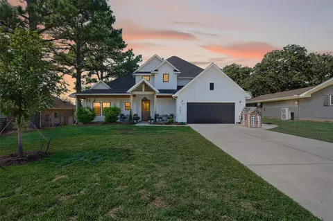 402 Kiowa Dr W, Lake Kiowa, TX 76240