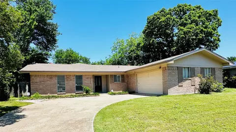 4720 S Drive Dr W, Fort Worth, TX 76132
